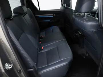 TOYOTA Hilux Double Cab Invincible ACC Nav AHK Garantie