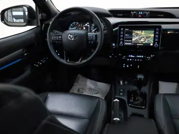 TOYOTA Hilux Double Cab Invincible ACC Nav AHK Garantie