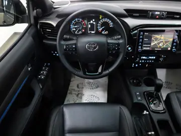 TOYOTA Hilux Double Cab Invincible ACC Nav AHK Garantie