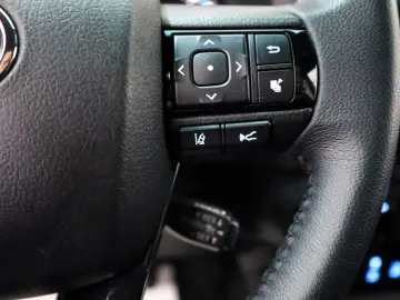 TOYOTA Hilux Double Cab Invincible ACC Nav AHK Garantie