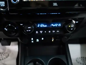 TOYOTA Hilux Double Cab Invincible ACC Nav AHK Garantie