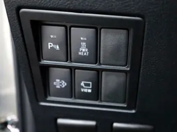 TOYOTA Hilux Double Cab Invincible ACC Nav AHK Garantie