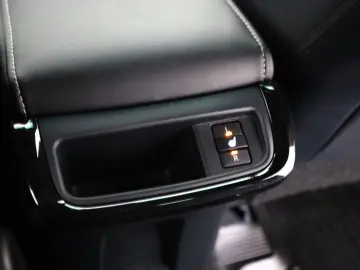 TOYOTA Hilux Double Cab Invincible ACC Nav AHK Garantie