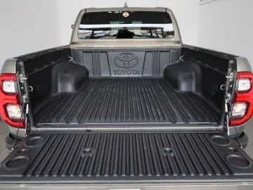 TOYOTA Hilux Double Cab Invincible ACC Nav AHK Garantie