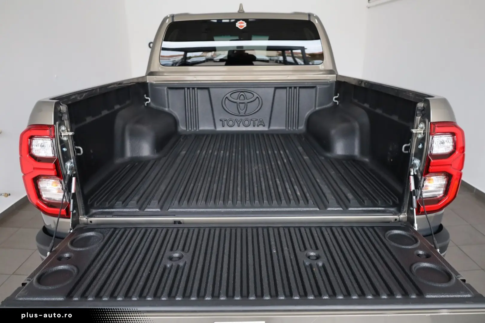 TOYOTA Hilux Double Cab Invincible ACC Nav AHK Garantie