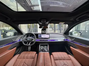 BMW M760e xDrive Autm.Tür PANO-SKY B&W PA-Pro 2 99%