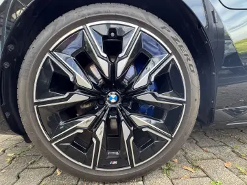 BMW M760e xDrive Autm.Tür PANO-SKY B&W PA-Pro 2 99%