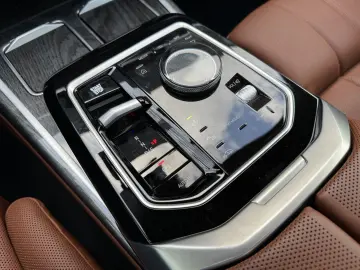 BMW M760e xDrive Autm.Tür PANO-SKY B&W PA-Pro 2 99%