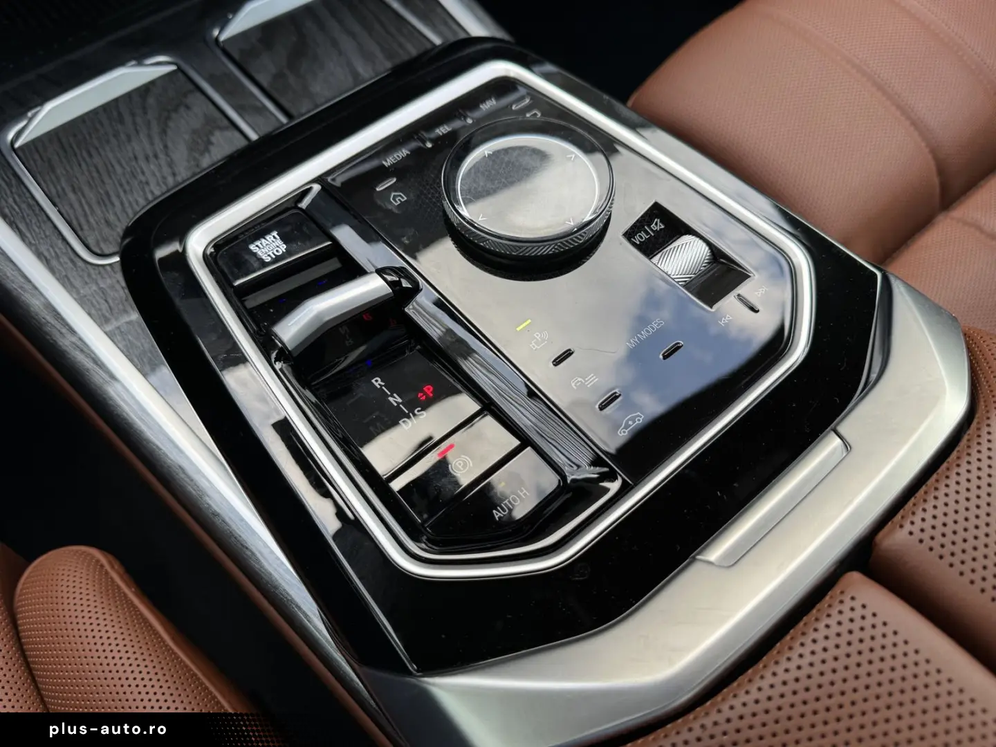 BMW M760e xDrive Autm.Tür PANO-SKY B&W PA-Pro 2 99%