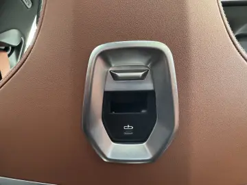 BMW M760e xDrive Autm.Tür PANO-SKY B&W PA-Pro 2 99%