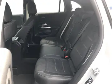 MERCEDES-BENZ GLA 180  MBUX AMG Wide Navi AHK SpurW W-Paket