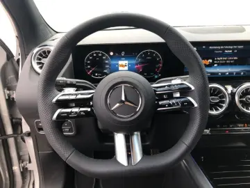MERCEDES-BENZ GLA 180  MBUX AMG Wide Navi AHK SpurW W-Paket