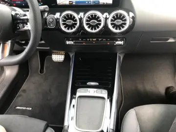 MERCEDES-BENZ GLA 180  MBUX AMG Wide Navi AHK SpurW W-Paket