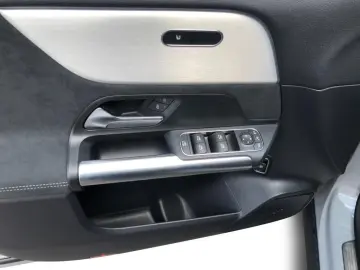 MERCEDES-BENZ GLA 180  MBUX AMG Wide Navi AHK SpurW W-Paket