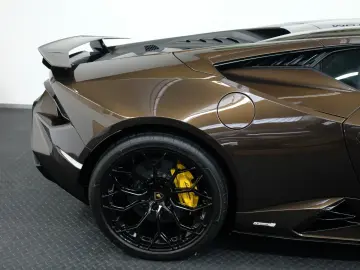 LAMBORGHINI Huracan Tecnica AdPersonam CARBON LIFT SENSONUM