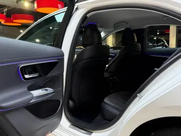 MERCEDES-BENZ E 300 e Avantgarde Advanced Plus Distronic 360