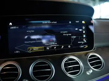 MERCEDES-BENZ E 300 d 4M Limousine AMG Line  20  Pano  Night