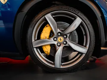 FERRARI Purosangue Panoramadach Massagesitze LED-Lenkrad