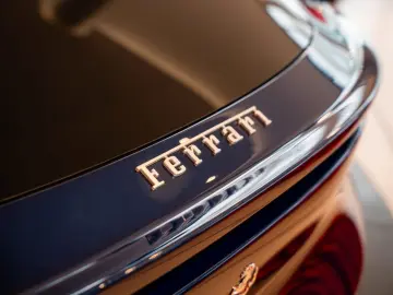 FERRARI Purosangue Panoramadach Massagesitze LED-Lenkrad