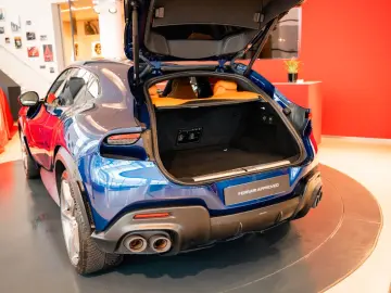 FERRARI Purosangue Panoramadach Massagesitze LED-Lenkrad