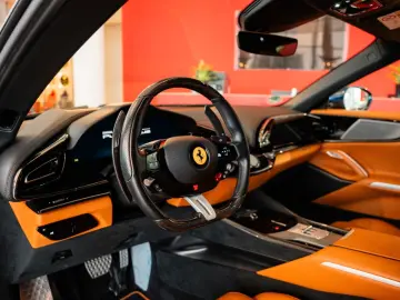 FERRARI Purosangue Panoramadach Massagesitze LED-Lenkrad