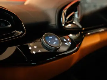 FERRARI Purosangue Panoramadach Massagesitze LED-Lenkrad