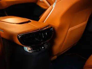 FERRARI Purosangue Panoramadach Massagesitze LED-Lenkrad