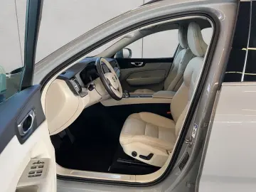 VOLVO XC60 B5 AWD Aut Lederpolsterung Hell Beige UA00