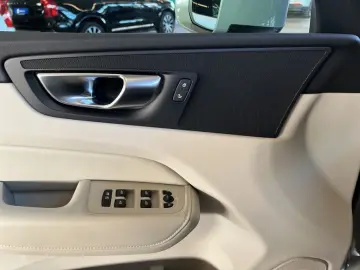 VOLVO XC60 B5 AWD Aut Lederpolsterung Hell Beige UA00