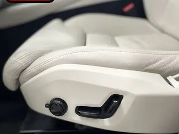 VOLVO XC90 B5 AWD ULTIMATE BRIGHT 7SITZ PANO AHK NUBUK