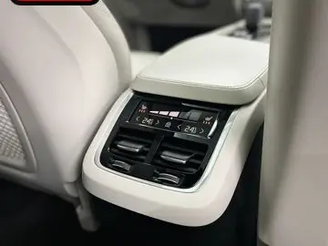 VOLVO XC90 B5 AWD ULTIMATE BRIGHT 7SITZ PANO AHK NUBUK