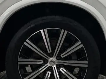 VOLVO XC90 B5 AWD ULTIMATE BRIGHT 7SITZ PANO AHK NUBUK