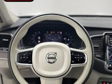 VOLVO XC90 B5 AWD ULTIMATE BRIGHT 7SITZ PANO AHK NUBUK