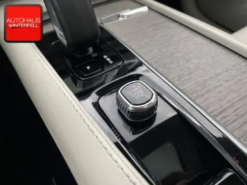 VOLVO XC90 B5 AWD ULTIMATE BRIGHT 7SITZ PANO AHK NUBUK