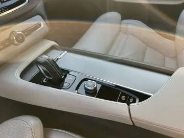 VOLVO XC90 B5 R-Design AHK Pano Four-C StHz HuD 22Zoll