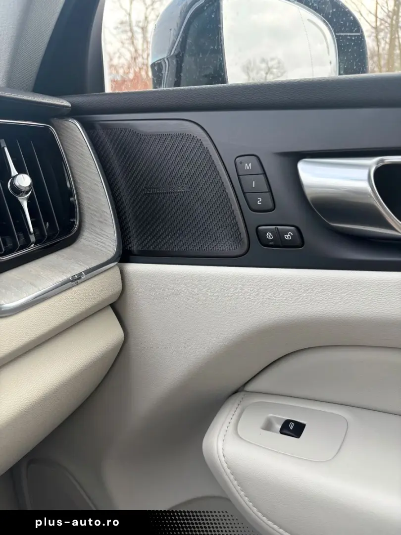 VOLVO XC60 T8 Ultimate Plug-InHybrid AWD Panorama