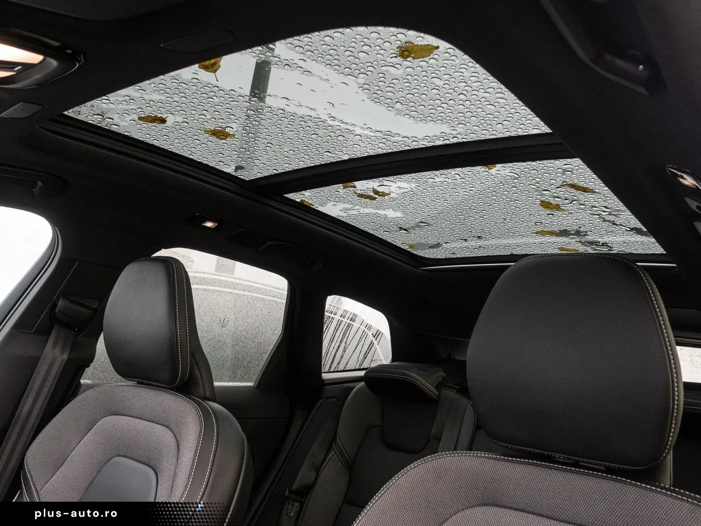 VOLVO XC60 T6 Twin Engine AWD R Design Plug-In Pano 36