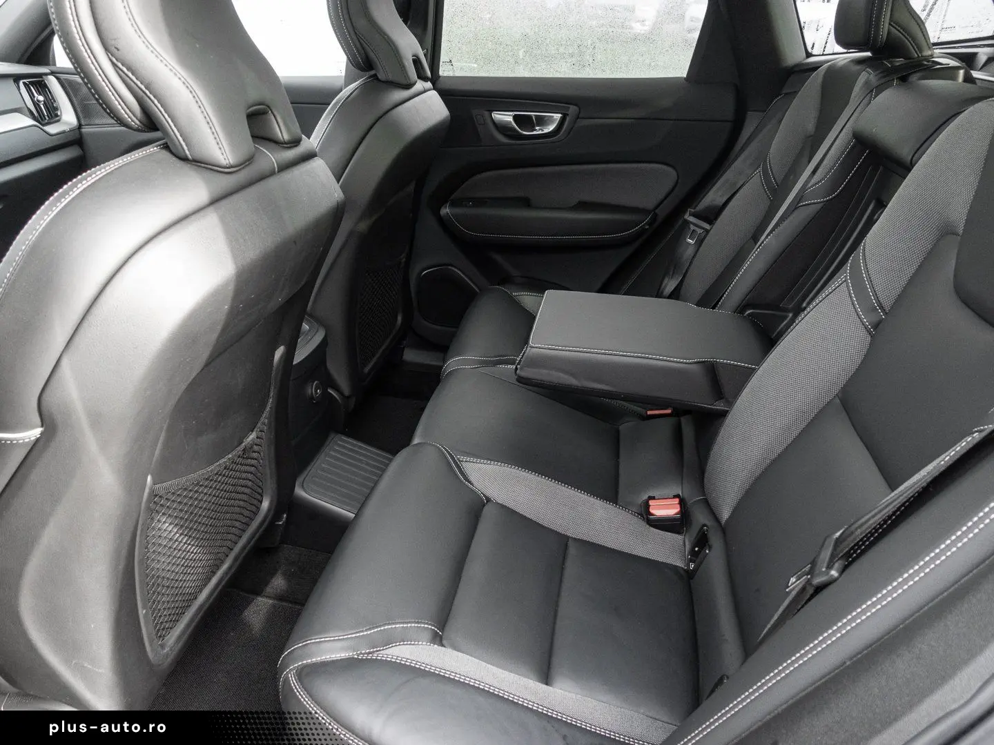 VOLVO XC60 T6 Twin Engine AWD R Design Plug-In Pano 36