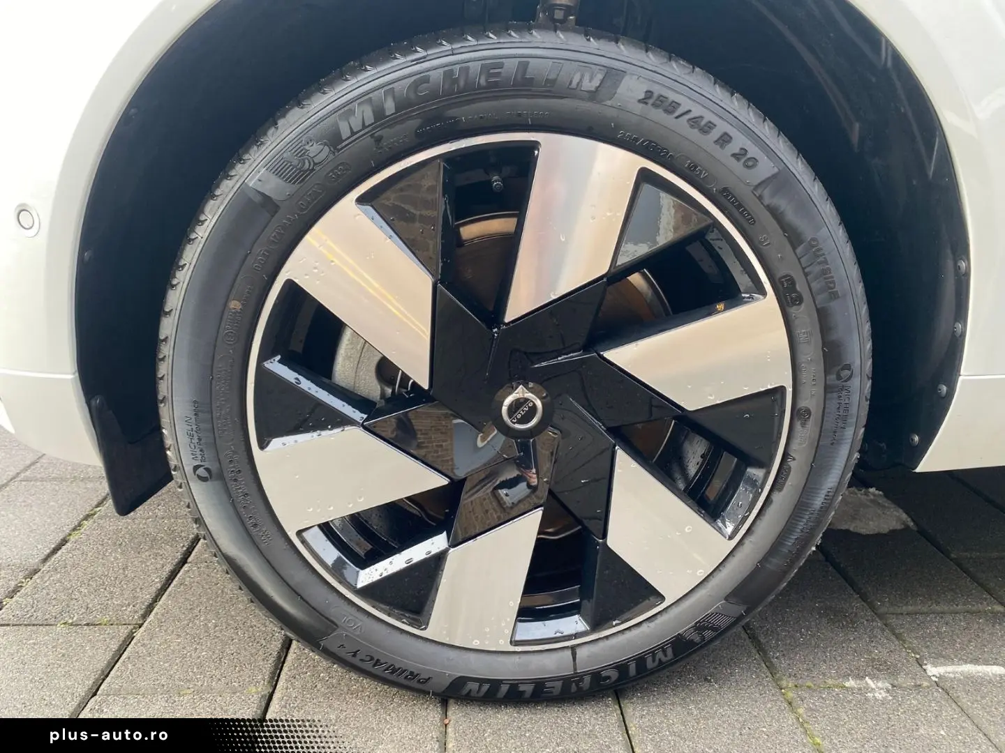 VOLVO XC60 T6 Plus Bright Plug-In Hybrid 360 Harman Ka