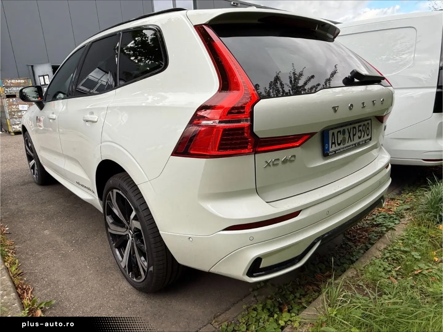 VOLVO XC60 Plus Dark Recharge Plug-In Hybrid AWD T8 Tw