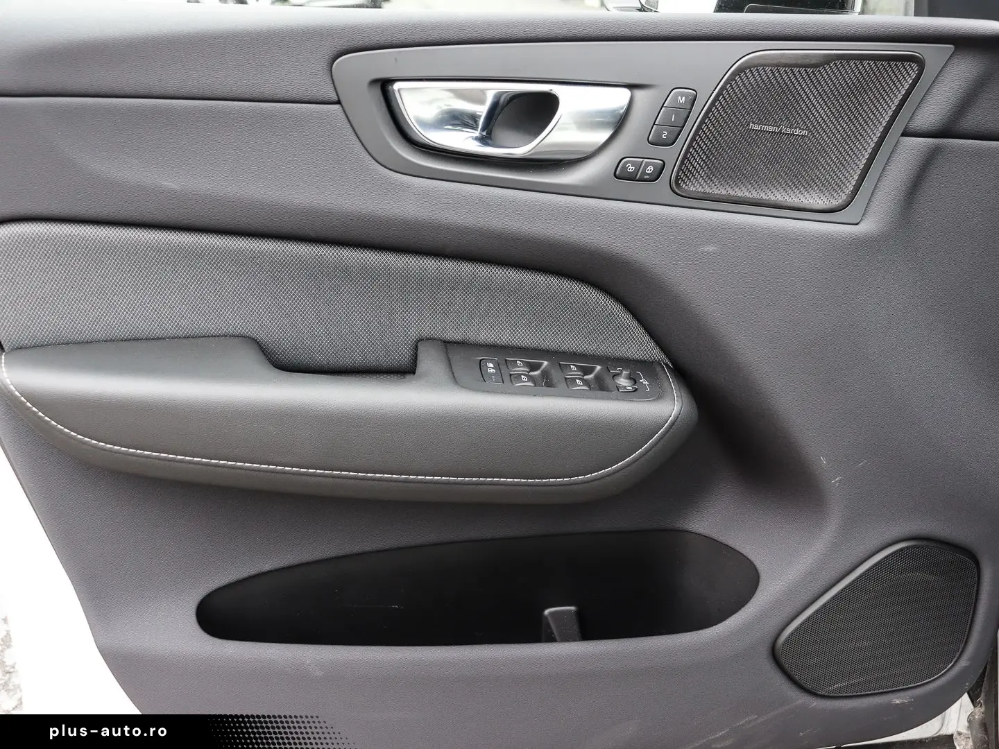 VOLVO XC60 Plus Dark Recharge Plug-In Hybrid AWD T8 Tw