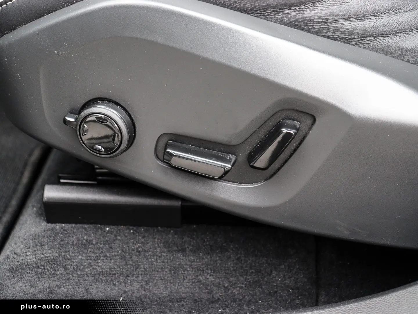 VOLVO XC60 Plus Dark Recharge Plug-In Hybrid AWD T8 Tw