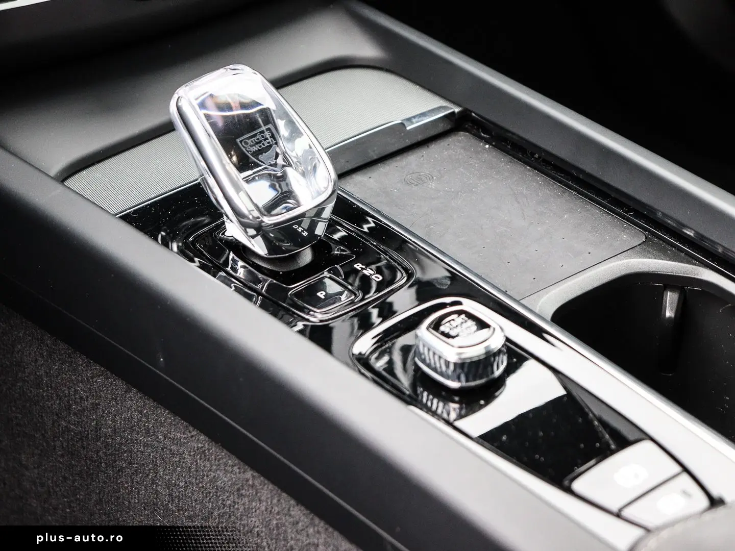 VOLVO XC60 Plus Dark Recharge Plug-In Hybrid AWD T8 Tw