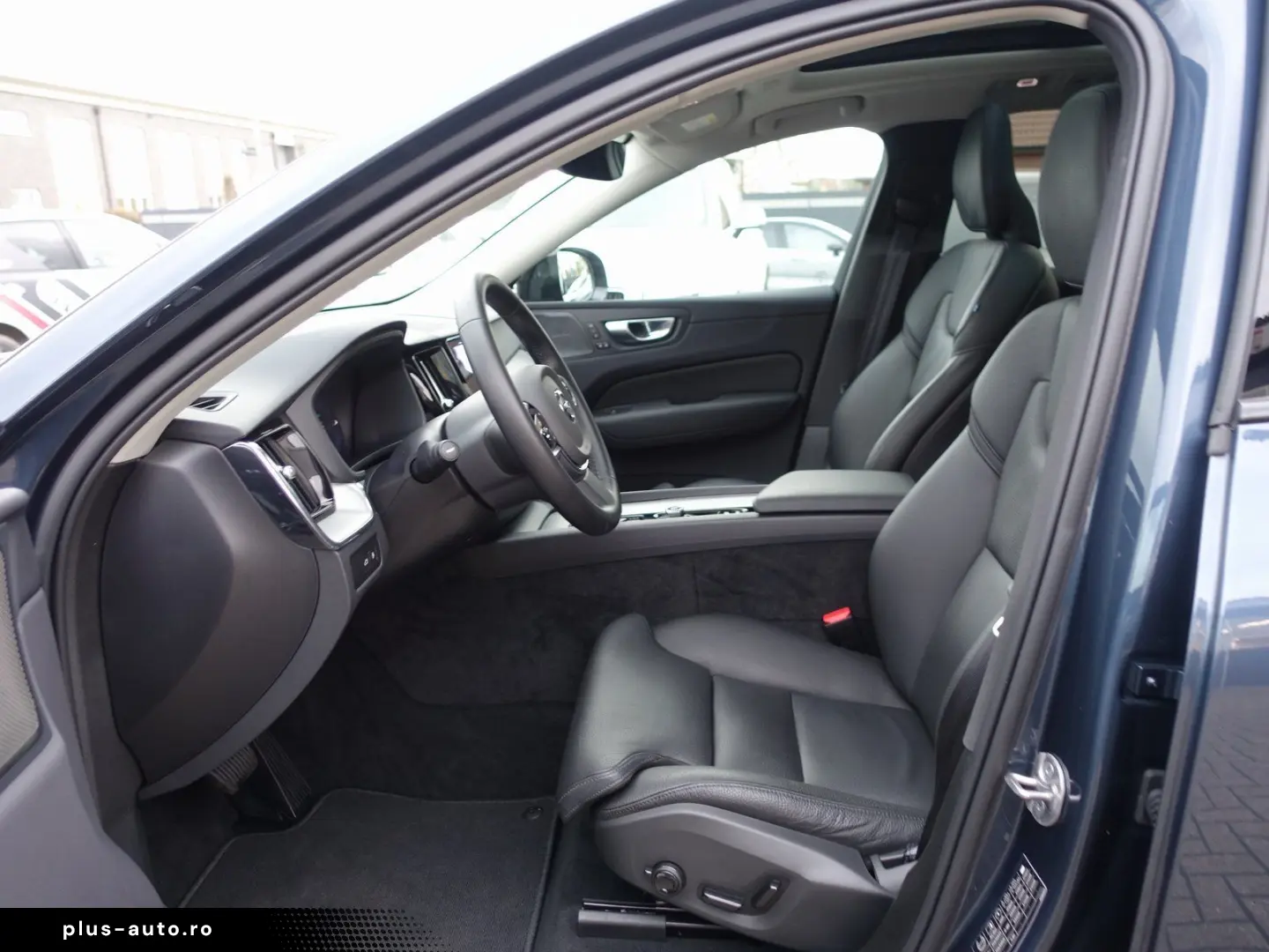 VOLVO XC60 Plus Dark T6 AWD Plug-in Alarm 360  Pano