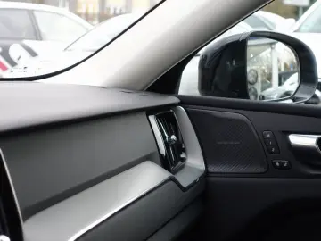 VOLVO XC60 Plus Dark T6 AWD Plug-in Alarm 360  Pano