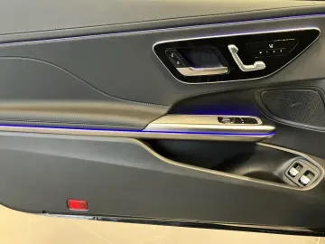 MERCEDES-BENZ CLE 300 e AMG NIGHT DiG L DISTR AMBIE MEM PANO