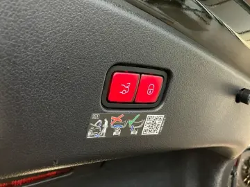 MERCEDES-BENZ CLE 300 e AMG NIGHT DiG L DISTR AMBIE MEM PANO