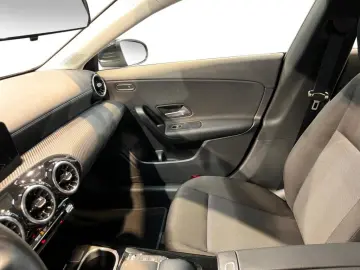 MERCEDES-BENZ CLA 180 d Coupe MBUX LED Navi AUT PTS SHZ