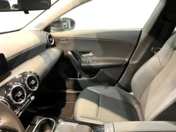 MERCEDES-BENZ CLA 250 e Coupe MBUX Navi AUT PTS Park-Assist