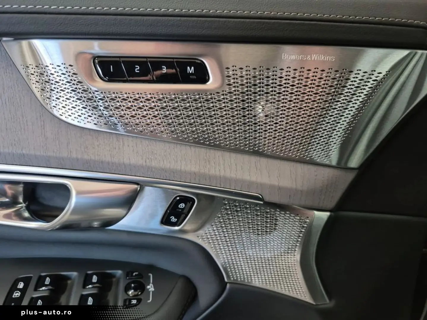 VOLVO XC90 T8 AWD Plug-in Hybrid Plus Dark Sound B&W